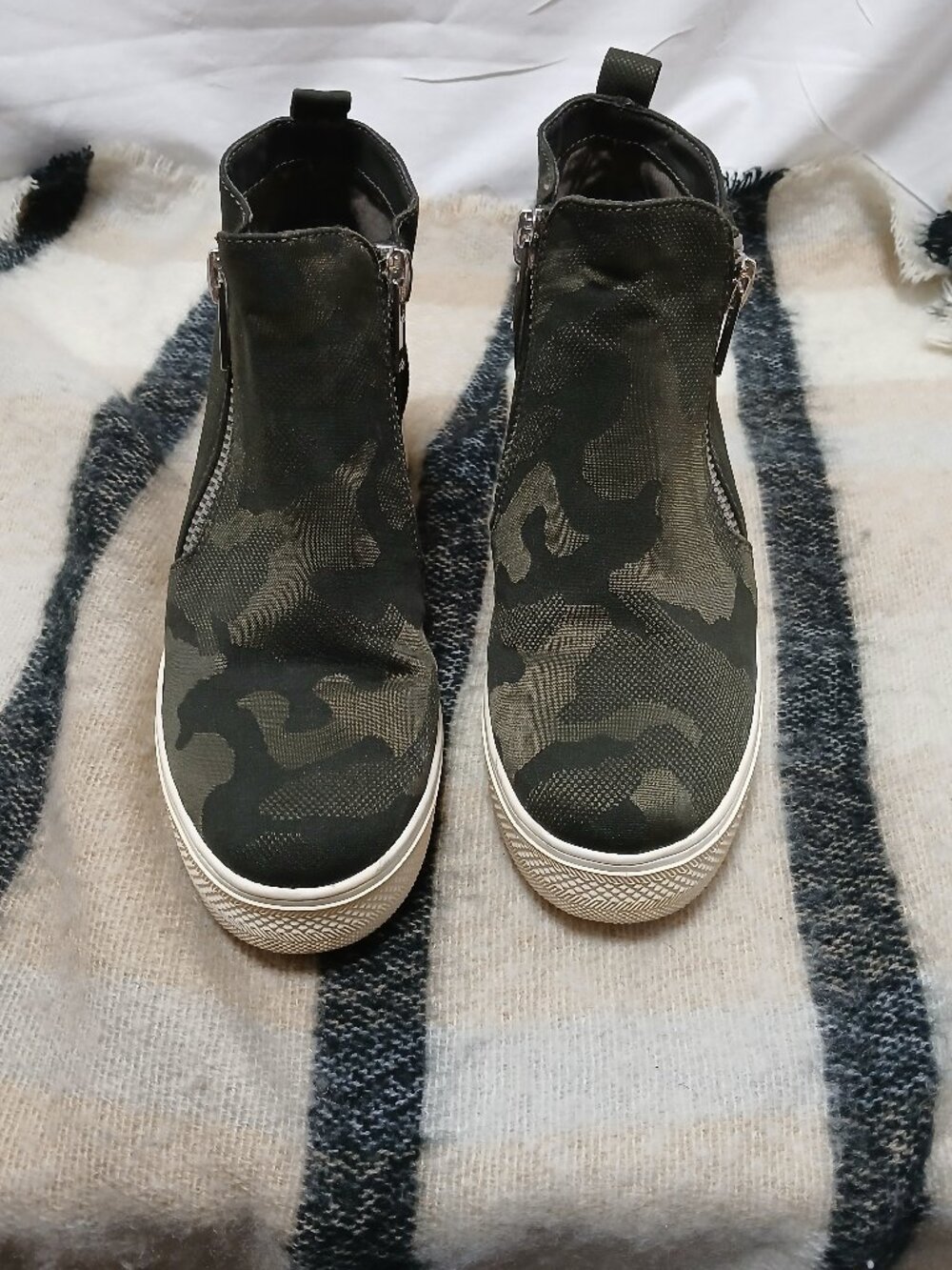 Steve Madden Camo High‑Top Zip Sneakers • Women’s 7.5